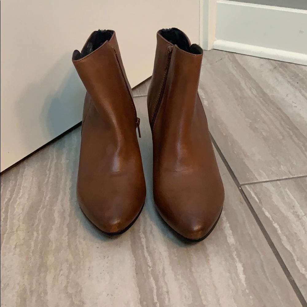 NWOT Steve Madden brown leather booties